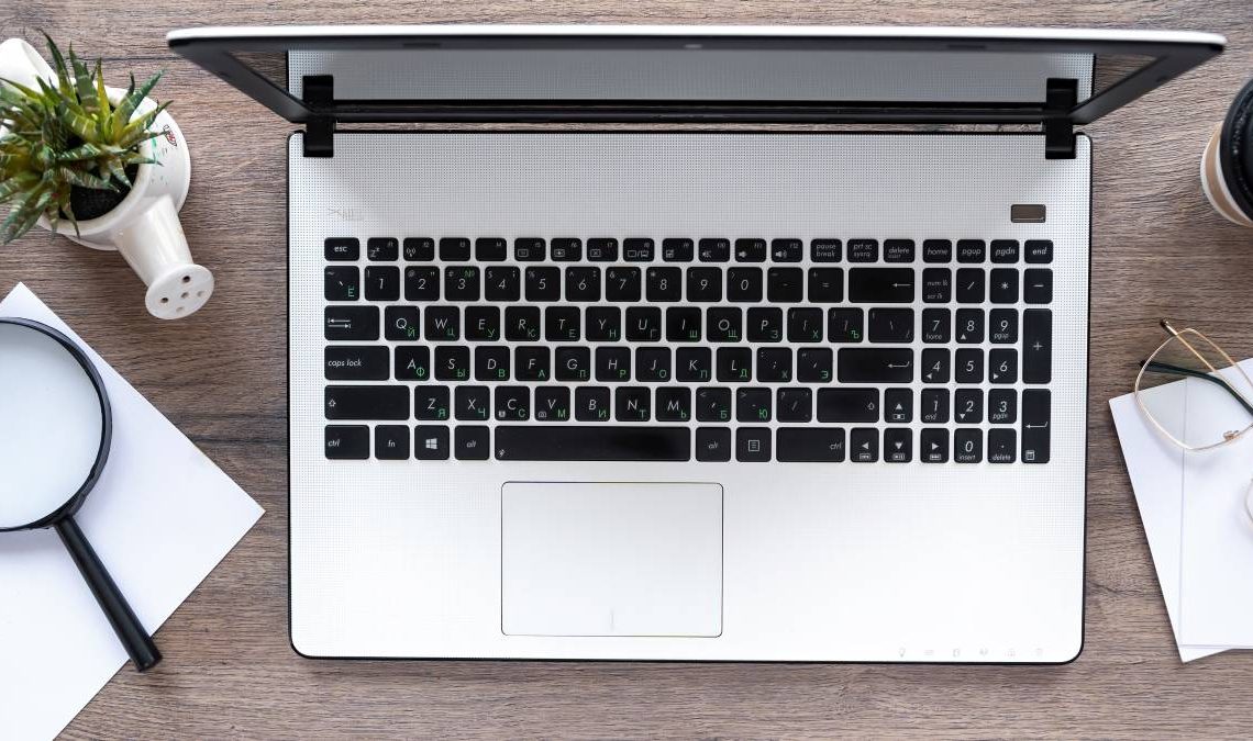 jak powiekszyc pomniejszyc ekran na laptopie