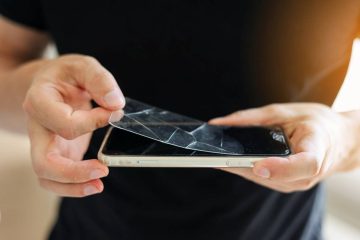 Jak bezpiecznie odkleić szkło hartowane z telefonu? - poradnik