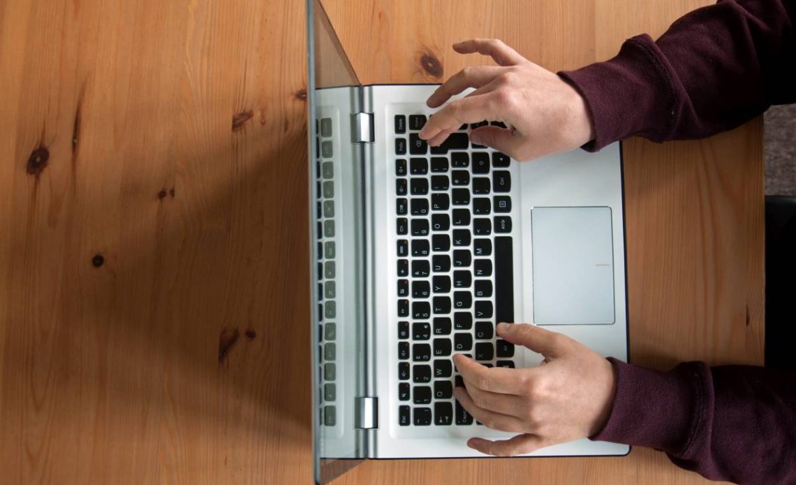 podglosnienie laptopa na klawiaturze