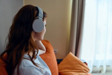 Jak podłączyć słuchawki bezprzewodowe do telewizora bez Bluetooth?
