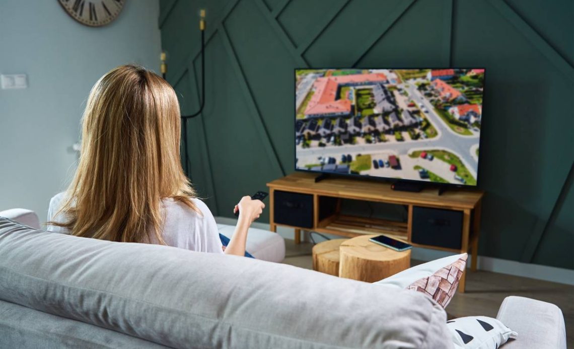 telewizor wlacza sie z dekoderem