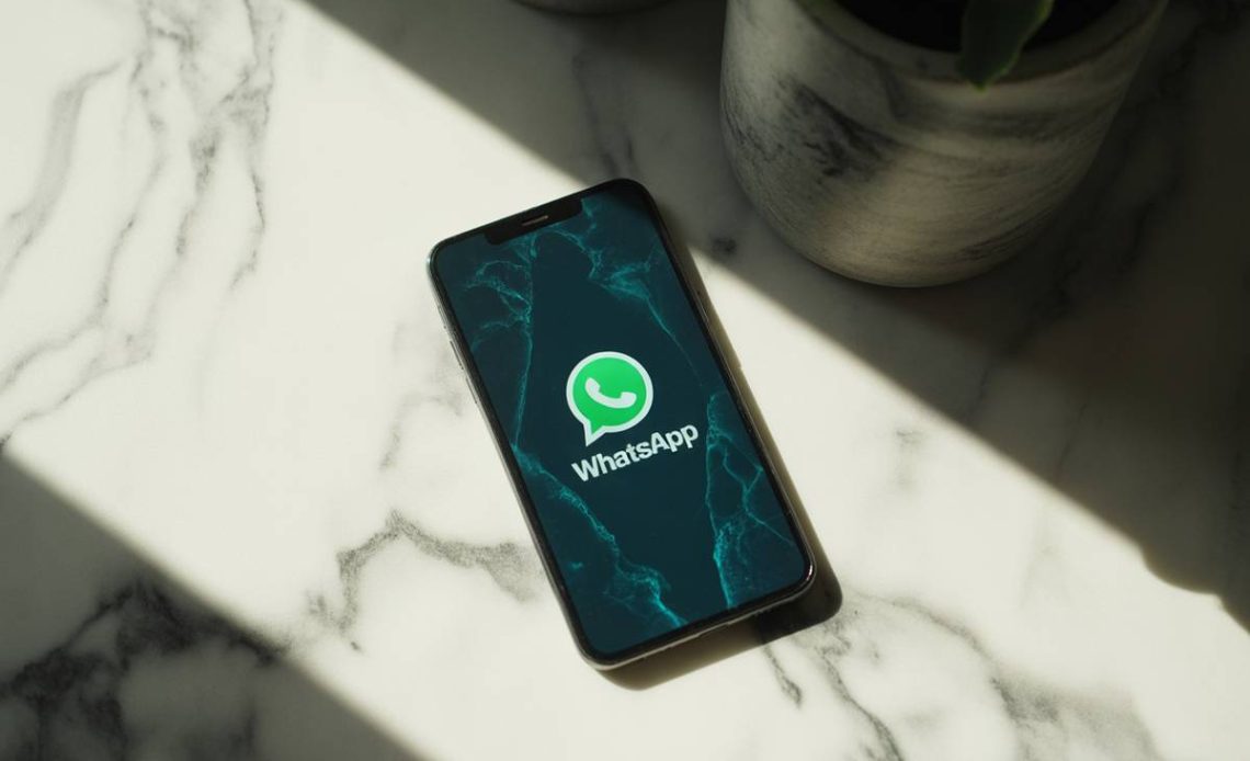 od ilu lat jest whatsapp