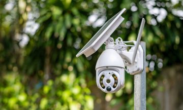 Kamera z własnym zasilaniem – jakie rozwiązanie akumulatorowe wybrać?