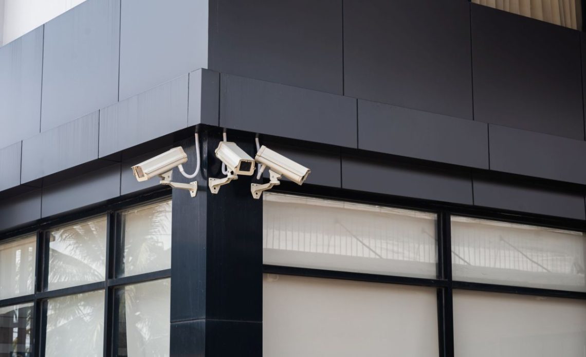 montaż kamery na elewacji