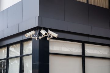 Montaż kamery na elewacji – jak bezpiecznie zainstalować sprzęt na ociepleniu?