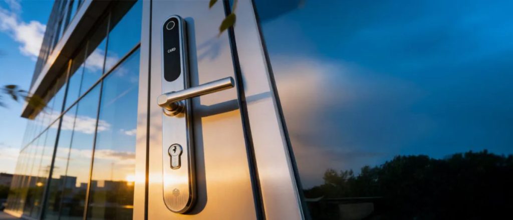 zamek inteligentny PSG w drzwiach